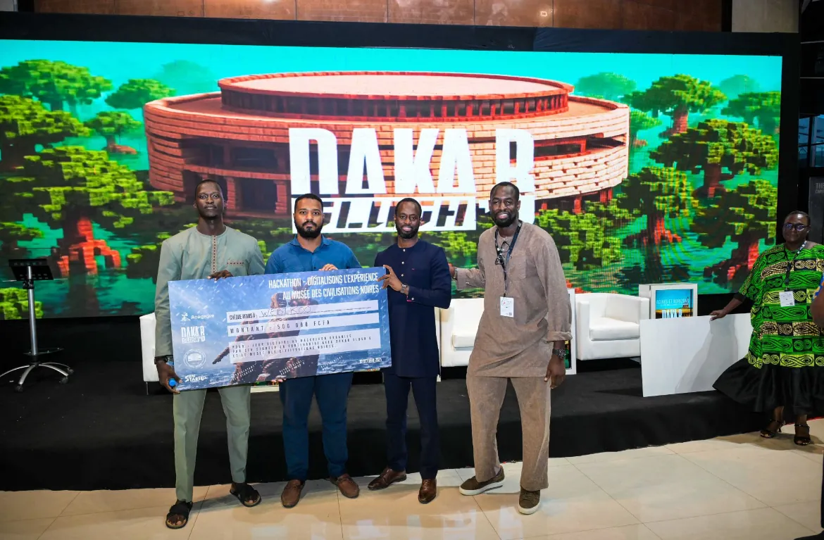 L'équipe Webikoo reçoit un chèque lors du hackathon « Digitalisons l'expérience au Musée des civilisations noires »