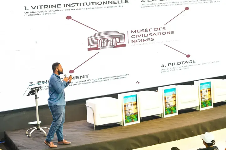 Moustapha Kachab présente la solution de Webikoo sur scène, devant un écran projeté